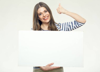 Reklam afişi tutan gülümseyen kadın 
