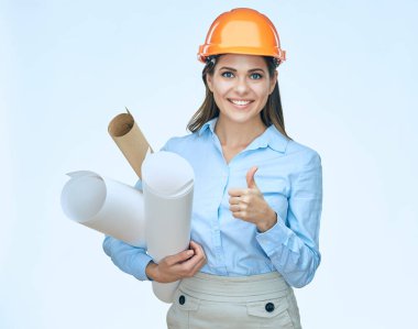 Kadın mimar başparmak dayanabiliyor. Gülümseyen iş kadını 