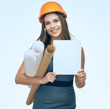 Öğrenci kadın mimar holding beyaz boş reklam gülümseyen 