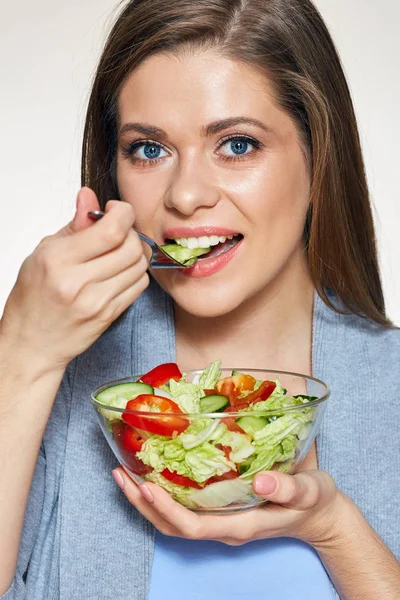 Vrouw eten fruit salade met vork — Stockfoto