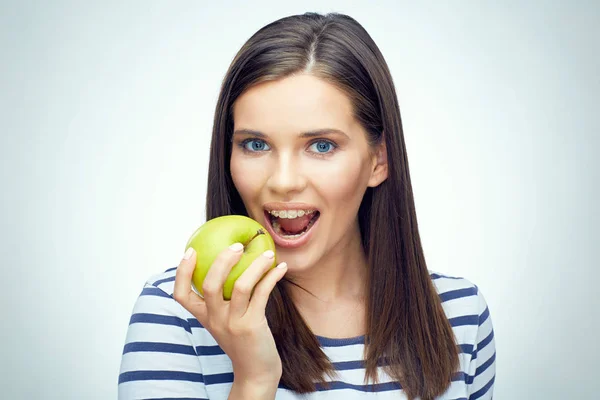 Mujer con aparatos dentales mordiendo manzana — Foto de Stock