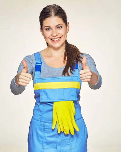 Sorrindo mulher trabalhador mais limpo mostra polegar para cima . — Fotografia de Stock