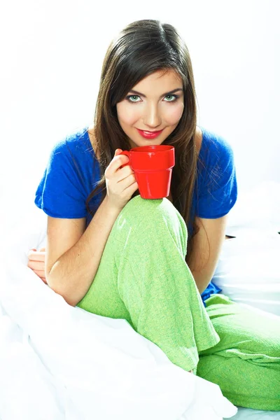 Mujer con taza de café rojo — Foto de Stock