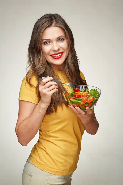 Mulher feliz comendo salada — Fotografia de Stock