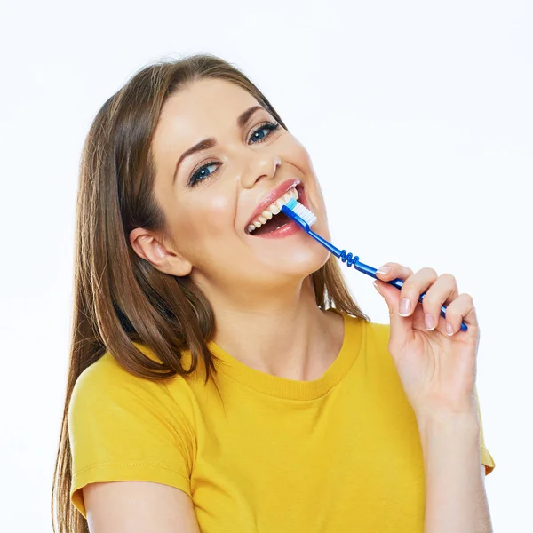 Vacker kvinna porträtt med toothy borste. isolerade porträtt. — Stockfoto