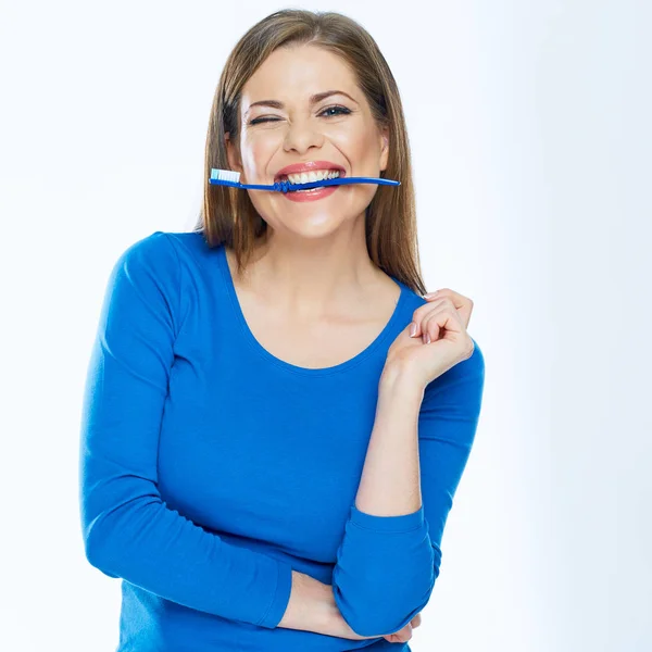 Mujer con cepillo de dientes —  Fotos de Stock