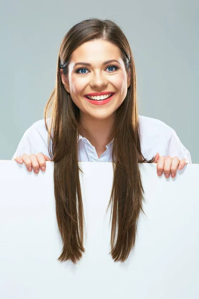 Portrait de femme d'affaires souriante avec panneau blanc vierge — Photo