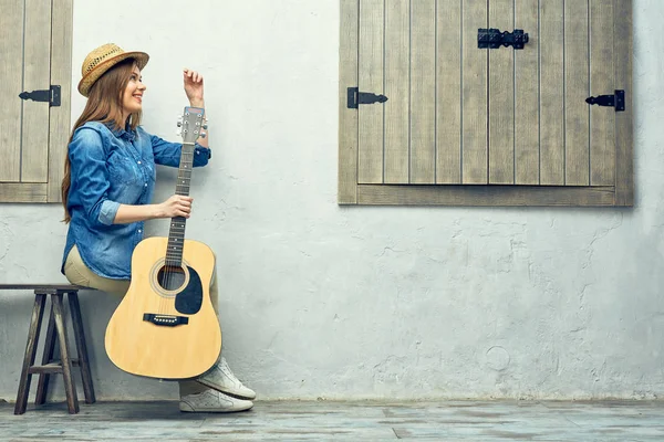 Kvinna med akustisk gitarr — Stockfoto
