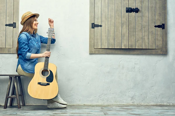 akustik gitar ile kadın 