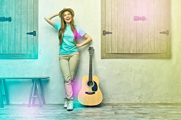 Позитивна жінка грає на гітарі — стокове фото