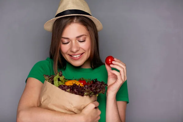 Mujer joven sosteniendo bolsa de papel con verduras —  Fotos de Stock