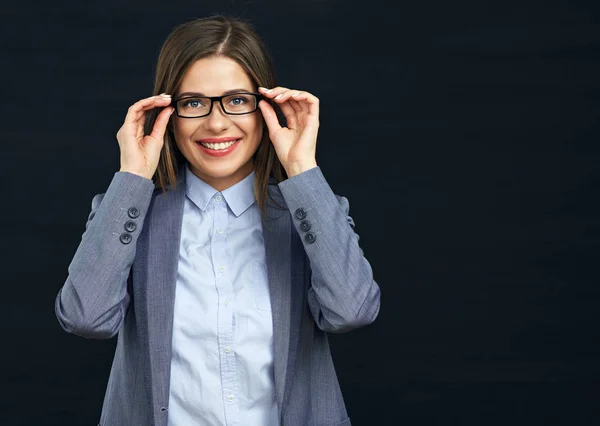 Mujer de negocios sonriente tocando sus gafas . —  Fotos de Stock