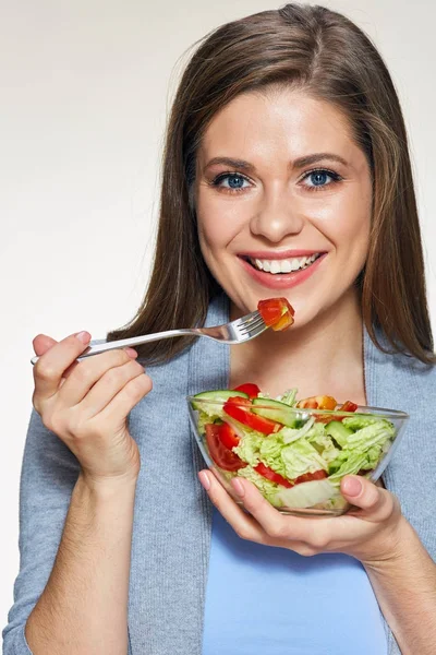 女人吃沙拉。微笑着长头发的女模特. — 图库照片