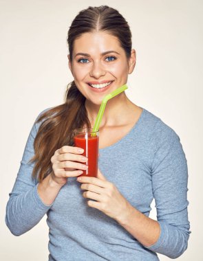 cam kırmızı suyu ile tutarak uzun saçlı genç gülümseyen kadın.