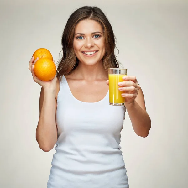 Lächelnde Frau mit Orangenfrucht und Saft. — Stockfoto