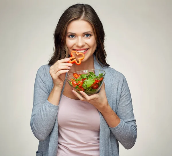 Retrato isolado de mulher feliz comendo salada verde — Fotografia de Stock