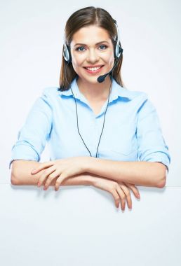 Kadın operatör kulaklık ve boş tabela.