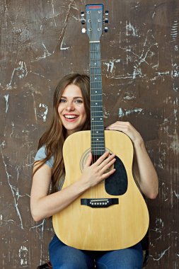 gitar ile gülümseyen kadın 
