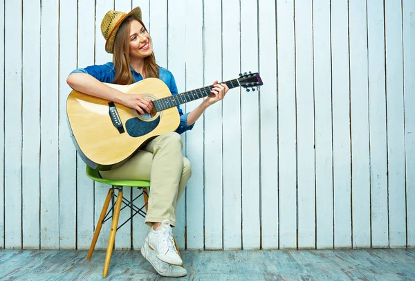 Leende ung kvinna kryssade gitarr — Stockfoto