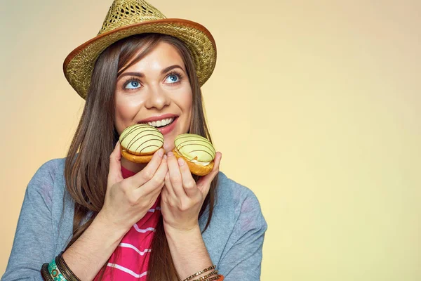 Uśmiechnięta kobieta trzyma dwa ciasta. — Zdjęcie stockowe
