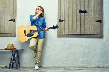 Pozitif kadın gitar çalmak 