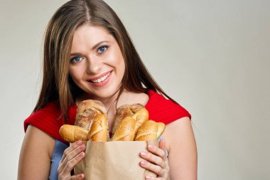 Kadın holding çanta ekmek ile