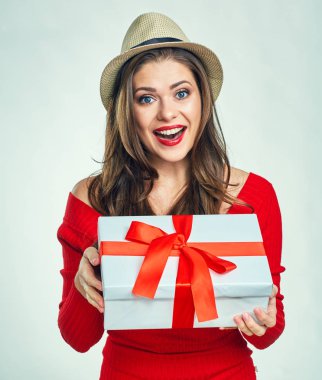 hediye kutusu tutan gülümseyen kadın