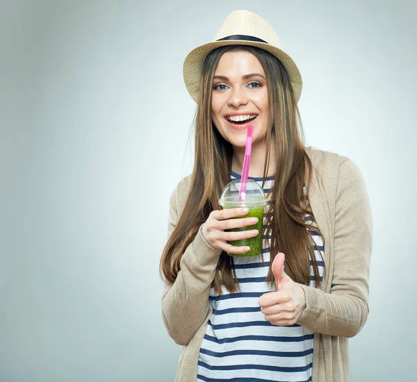 Sorrindo mulher segurando bebida smoothie — Fotografia de Stock
