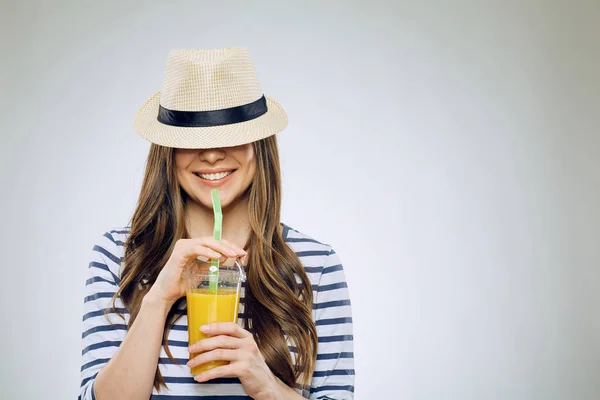 オレンジジュースを飲む女 — ストック写真