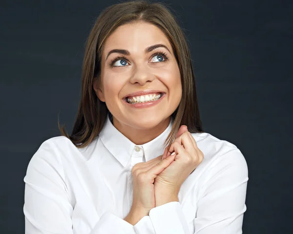 Mujer de negocios sonriente con camisa blanca —  Fotos de Stock