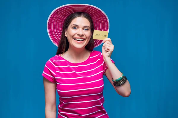 Mujer sonriente con tarjeta de crédito —  Fotos de Stock