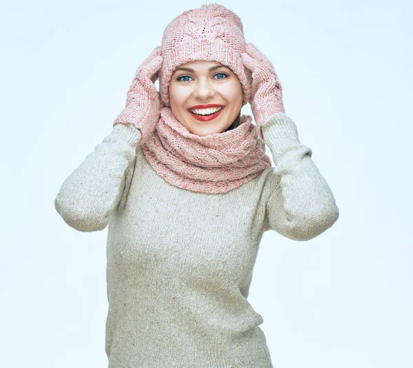 Mulher sorrindo vestindo roupas quentes — Fotografia de Stock