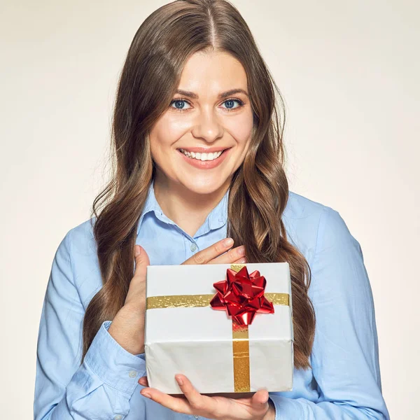 Sorrindo empresária segurando caixa de presente — Fotografia de Stock