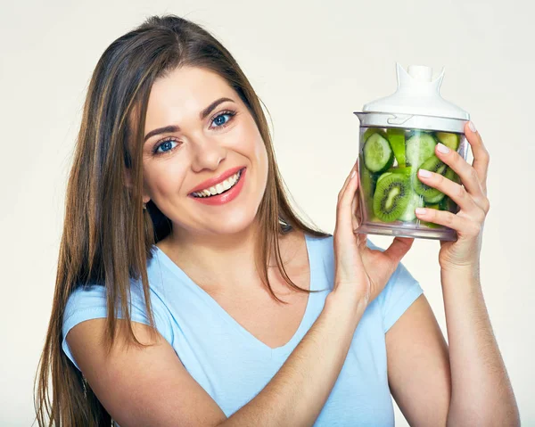 Mulher segurando liquidificador com smoothies ingredientes — Fotografia de Stock