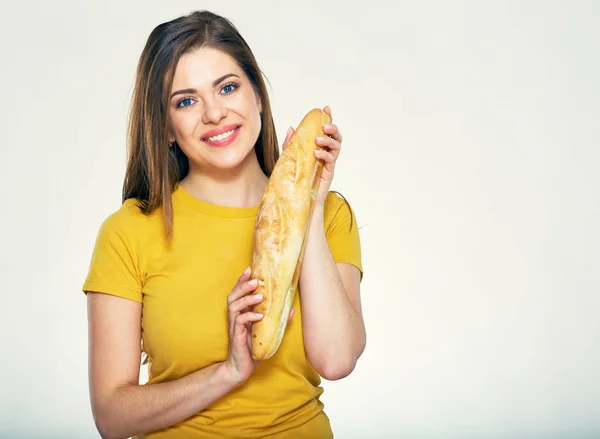 拿着面包的微笑的妇女 — 图库照片