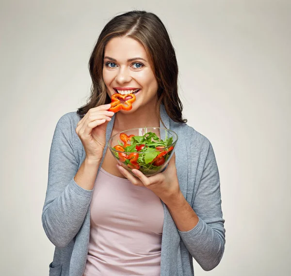 Mulher sorrindo comer salada — Fotografia de Stock