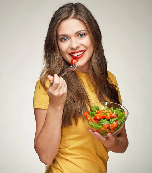 Donna che mangia insalata di verdure con forchetta — Foto Stock