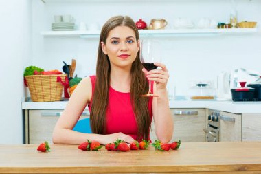 güzel bir kırmızı şarap cam kadınla 