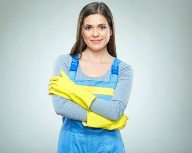 Çapraz kolları ile ayakta tulum giyen gülümseyen kadın Oluşturucu 