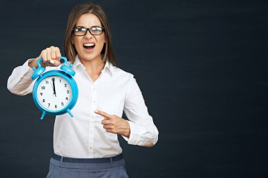 iş kadını duygusal portre çalar saat, panik üzerinde giriş saati iş kavramı holding office gömlek giymiş 
