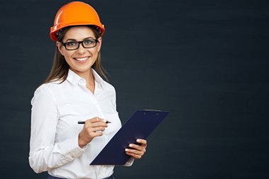 Oluşturucu kadın holding Pano kalemi ile gülümseyen. 