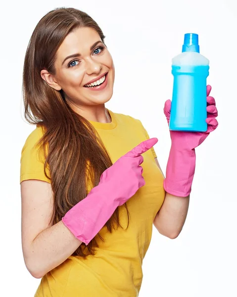 Lächelnde Hausfrau Zeigt Mit Dem Finger Auf Putzfrau Flasche — Stockfoto