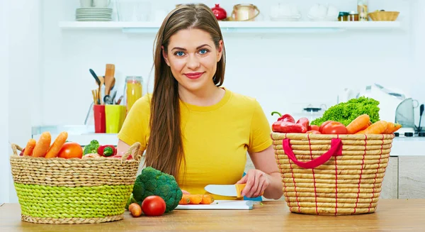 Mujer cortando zanahoria en casa cocina —  Fotos de Stock