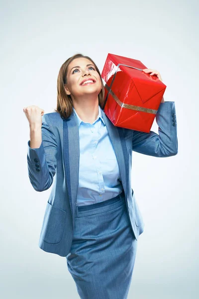 Glückliche Geschäftsfrau Anzug Lächelt Während Sie Eine Rote Geschenkschachtel Hält — Stockfoto