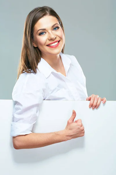 Usměvavá Podnikatelka Drží Prázdné Desky Ukazuje Palec — Stock fotografie