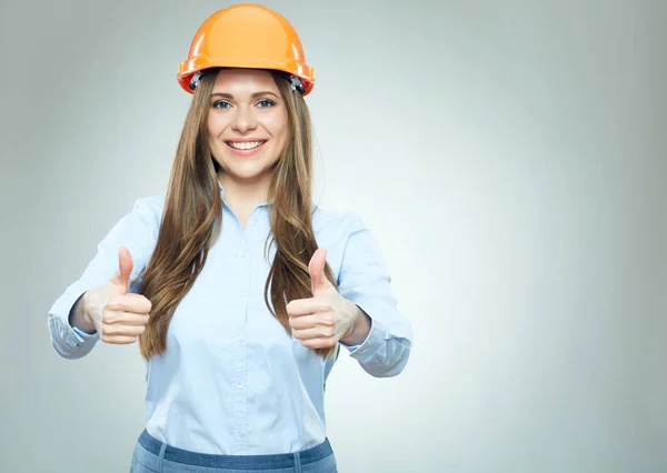 微笑的女工程师在建设者头盔显示竖起大拇指 — 图库照片