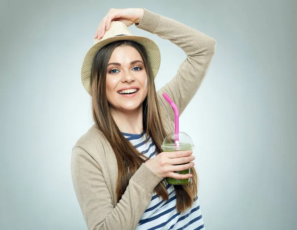 Mujer sosteniendo vaso de batido con paja — Foto de Stock