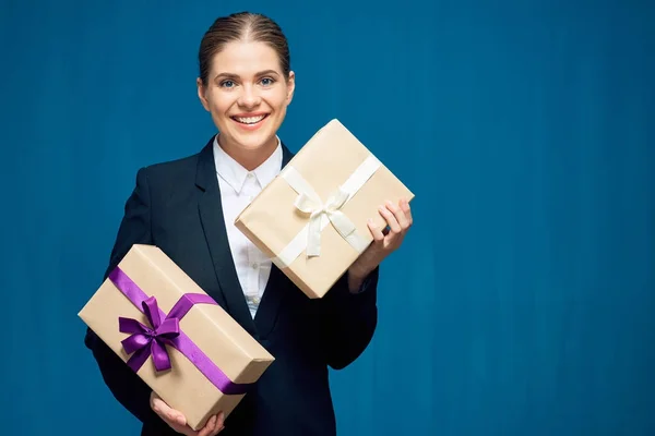 Ler Affärskvinna Bär Svart Kostym Holding Presentaskar Blå Bakgrund Holiday — Stockfoto