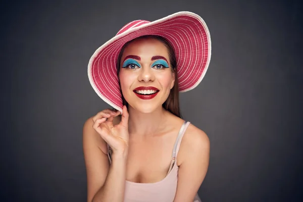 Gesichtsporträt Einer Emotionalen Frau Mit Sommerlichem Strandhut — Stockfoto