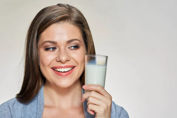 Frau hält Glas mit Milch — Stockfoto